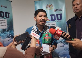 MOHD. Uzir Mahidin bercakap kepada pemberita selepas meninjau proses pendaftaran sistem PADU di UTC Bandaraya Melaka, 
semalam. – UTUSAN/MUHAMMAD SHAHIZAM TAZALI
