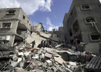 PENDUDUK Palestin melihat runtuhan bangunan yang musnah akibat pengeboman Israel di tengah Semenanjung Gaza. - AFP