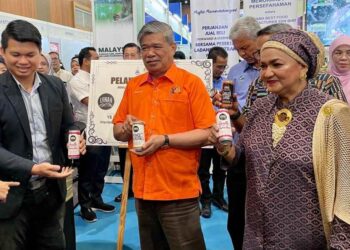 MOHAMAD Sabu (tengah) semasa melancarkan minuman jenama tempatan di SIFEX 2024 di Kota Kinabalu hari ini