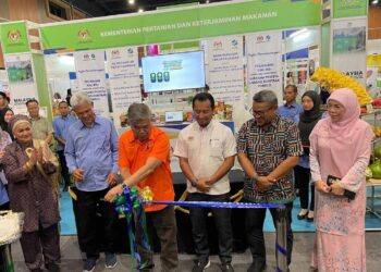 MOHAMAD Sabu (tiga kiri) menyempurnakan simbolik perasmian pameran sempena SIFEX 2024 di Kota Kinabalu hari ini