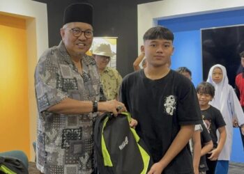 iABANG Mohd. Shibli menyempurnakan sumbangan dalam  majlis penyerahan bantuan Back To School di  Kuching hari ini.