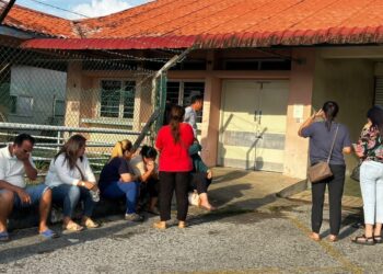 AHLI keluarga mangsa di Jabatan Perubatan Forensik Hospital Sibu selepas identiti mangsa dikenal pasti oleh isteri mangsa.