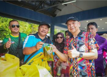 ARMIZAN Mohd. Ali  menunjukkan minyak masak paket yang dijual sempena Program Jualan Rahmah di Kem PGA, Kinarut di Papar, semalam.