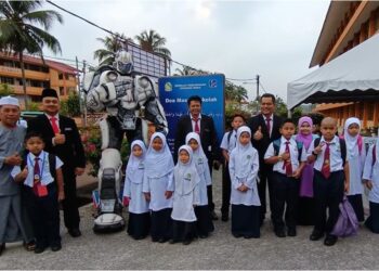 ROBOT Bumblebee  menyambut kehadiran murid SK Cherang Ruku, Pasir Puteh, Kelantan semalam. - UTUSAN/TOREK SULONG.