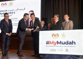 MOHD. Zuki Ali (dua dari kiri) melakukan gimik pada Majlis Perasmian Persidangan MyMudah Peringkat Negeri Terengganu di Kuala Nerus, semalam. - UTUSAN/TENGKU DANISH BAHRI TENGKU YUSOFF