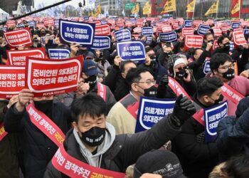 DOKTOR pelatih Korea Selatan berhenti bertugas di hospital untuk membantah pembaharuan tenaga kerja perubatan. - AFP