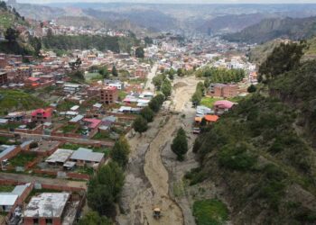 GAMBAR pemandangan udara menunjukkan air sungai Kellumani melimpah akibat hujan lebat di kawasan Chijipata, La Paz. - REUTERS