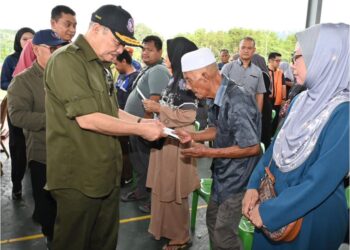 HAJIJI Noor menyampaikan sumbangan wang tunai kepada mangsa kebakaran di Kompleks Sukan Tawau, hari ini.