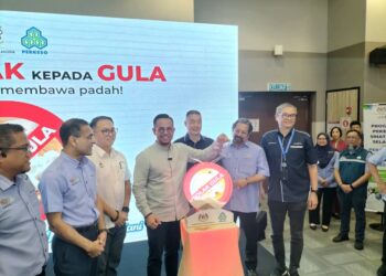 STEVEN Sim (tengah) ketika melancarkan Kempen Tolak Gula di Jabil Malaysia, Bayan Lepas, Pulau Pinang