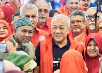 KEHADIRAN Bung Moktar Radin disambut meriah oleh pemimpin akar umbi semasa Program Gerak 17 UMNO Sabah DUN Sungai Manila di Sandakan baru-baru ini