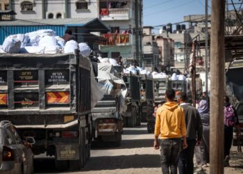 TRAK yang membawa bantuan kemanusiaan melalui jalan di Rafah, selatan Gaza. - AFP