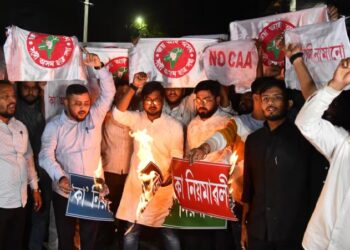 AKTIVIS dari Kesatuan Pelajar Assam (AASU) bertindak membakar salinan Akta Pindaan Kewarganegaraan (CAA) India semasa protes di Guwahati. - AFP