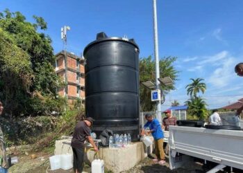 PENDUDUK kampung yang terkesan terpaksa beratur untuk mengambil air di tangki statik di sebuah masjid di Kampung Kuala, Papar
