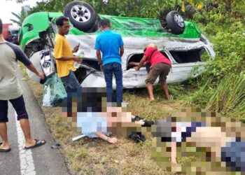 PELANCONG warga asing maut dalam kemalangan van pelancongan dan dua buah lori di KM 21, Jalan Semporna-Tawau semalam-IHSAN MEDIA SOSIAL