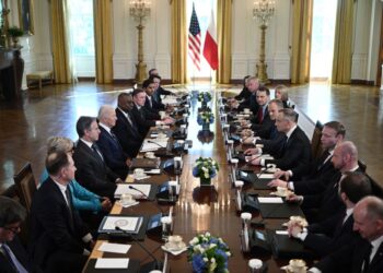 PRESIDEN Poland, Andrzej Duda (lima dari kanan) dan Perdana Menteri Poland, Donald Tusk (enam dari kanan) mengadakan pertemuan dengan Biden (lima dari kiri) bersama delegasinya di White House, Washington, DC. - AFP