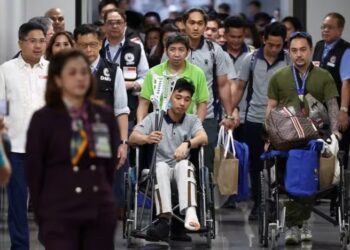 PELAUT warga Filipina yang terselamat daripada serangan Houthi, tiba di Lapangan Terbang Antarabangsa Ninoy Aquino, Manila. - REUTERS