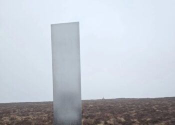 MONOLIT besi setinggi 3.04 meter ditemukan di lereng bukit Wales, United Kingdom (UK). - AGENSI