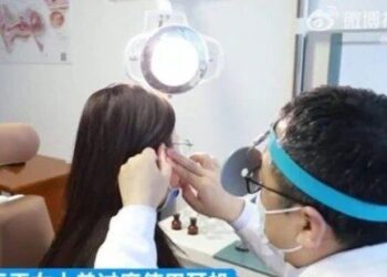 WANG melakukan pemeriksaan telinga selepas menyedari mengalami masalah pendengaran. - AGENSI