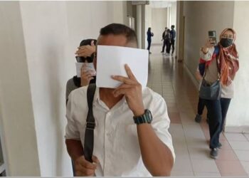 PASANGAN suami isteri yang didakwa menganiaya anak lelaki berusia 16 bulan dengan membancuh susu bercampur syabu, hadir di Mahkamah Sesyen Petaling Jaya bagi prosiding kes. – UTUSAN/NORLIZAH ABAS