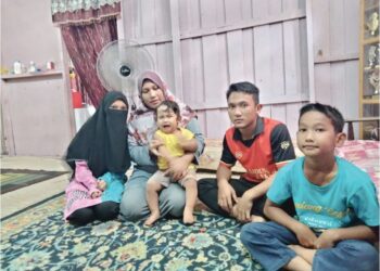 NORSAIDATULAKMA Bohari bersama empat daripada sembilan orang anaknya di rumahnya di Kampung Parit Markom, Benut, Pontian.