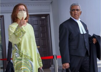 ISTERI Tun Daim Zainuddin, Toh Puan Na’imah Abdul Khalid tiba di Mahkamah Tinggi Kuala Lumpur bagi mendengar semakan permohonan pasport secara kekal, semalam. – UTUSAN/SADDAM YUSOFF