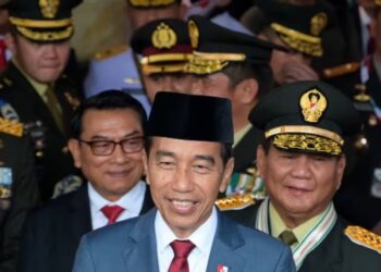 PRESIDEN Indonesia, Jokowi (tengah) hadir pada pertemuan dengan pegawai tentera dan polis berpangkat tinggi di markas tentera di Jakarta. - AFP