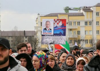 ORANG ramai termasuk penyokong penyandang Presiden Vladimir Putin mengambil bahagian dalam perarakan dianjurkan sempena pilihan raya di Chechnya Grozny, Russia. - REUTERS
