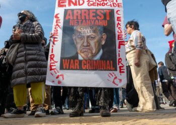 AKTIVIS pro-Palestin berkumpul untuk mengecam perang Israel di Gaza dan menuntut dihentikan penjualan tanah Palestin yang diduduki di Tebing Barat pada 13 Mac lalu. -AFP