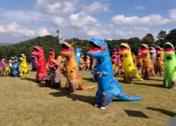 PESERTA acara lumba lari kostum T-Rex di bandar Futtsu, Jepun.-AGENSI