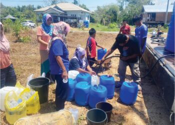 PENDUDUK kampung terpaksa bergantung kepada lori tangki sejak penutupan LRA Limbahau bulan lalu.