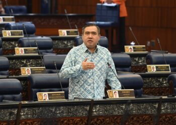 ANTHONY Loke Siew Fook semasa sesi pertanyaan-pertanyaan menteri (MQT) di Dewan Rakyat, hari ini. - GAMBAR JABATAN PENERANGAN MALAYSIA