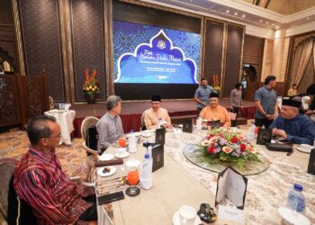 ANWAR Ibrahim menyantuni pengamal media pada majlis berbuka puasa di Seri Perdana Putrajaya.- UTUSAN/ FAISOL MUSTAFA