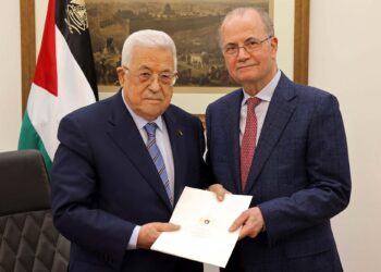 MAHMOUD Abbas (kiri) bersama Dr. Mohammad Mustafa di Ramallah di Tebing Barat.-AFP