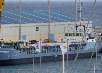 KAPAL kargo yang sarat dengan bantuan kemanusiaan untuk Gaza berlabuh di pelabuhan Larnaca, Cyprus.-AGENSI