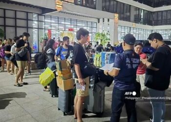 POLIS Filipina mengambil keterangan warga asing di kompleks bangunan di bandar Bamban di wilayah Tarlac, utara Manila.