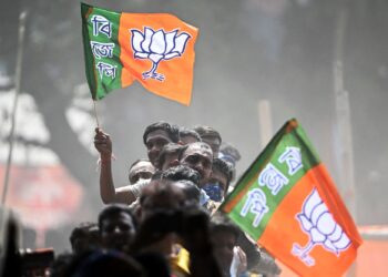 PENYOKONG Parti BJP berarak ketika kempen Narendra Modi di Barasat di pinggir Kolkata, India.-AFP