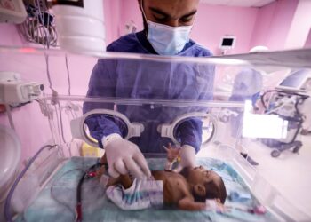 SEORANG doktor merawat bayi pramatang Palestin yang dipindahkan ke hospital al-Arish di Sinai di utara Mesir.-AFP