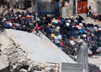 RAKYAT Palestin menunaikan solat Jumaat pertama pada bulan Ramadan di hadapan runtuhan Masjid Al-Farouq di Rafah di selatan Semenanjung Gaza.-AFP