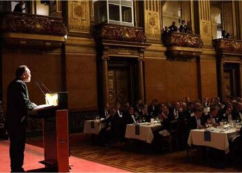 ANWAR Ibrahim berucap pada majlis 101st Ostasiatisches Liebesmahl di Hamburg City Hall, pada Jumaat.
