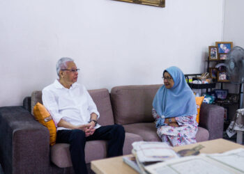 ISMAIL Sabri ketika menziarahi bekas wartawan kanan Utusan Malaysia, Faridah di kediamannya di Petaling Jaya, Selangor, semalam.