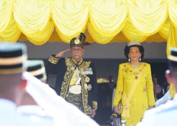 SULTAN Sallehuddin Sultan Badlishah bersama Sultanah Kedah, Sultanah Maliha Tengku Ariff berangkat ke Istiadat Perasmian Pembukaan Sidang DUN Kedah bagi Mesyuarat Pertama Penggal Kedua di Wisma Darul Aman.