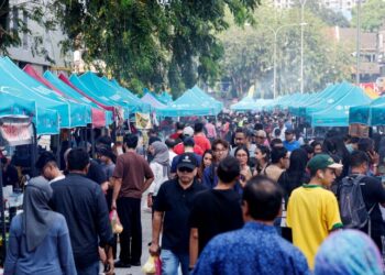 Orang ramai mengunjungi bazar Ramadan untuk membeli juadah berbuka puasa yang dikatakan turut berdepan kenaikan kos. Jabatan Perangkaan dilapor akan membangunkan satu indikator baharu bagi mengukur kos sara hidup rakyat.  – UTUSAN/SHIDDIEQIIN ZON