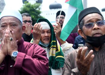 AMBIL langkah-langkah untuk memastikan 
penggunaan kalimah Allah menghormati 
sensitiviti agama Islam dan budaya Melayu.
– GAMBAR HIASAN