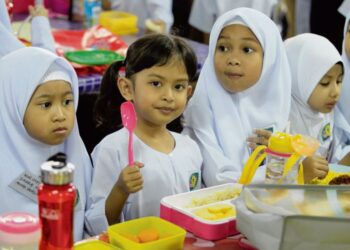 TIADA masalah bagi  pelajar bukan Islam dan yang masih belum berpuasa untuk makan bekalan
di kantin sekolah sepanjang bulan Ramadan. – GAMBAR HIASAN
