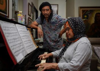 PENGHASILAN lagu ialah keseimbangan yang halus antara kesenian dan komunikasi dengan setiap perkataan yang dipilih membawa makna yang ketara dan menyumbang kepada kesan keseluruhan karya tersebut.-GAMBAR HIASAN