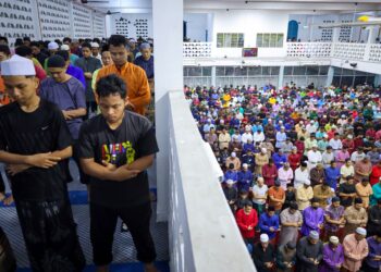 KITA sewajarnya menerima dan bersyukur dengan 
gerakan tajdid yang dilakukan oleh imam berempat 
demi membentuk ummah dengan ajaran Islam yang 
sebenar. – UTUSAN/SADDAM YUSOFF