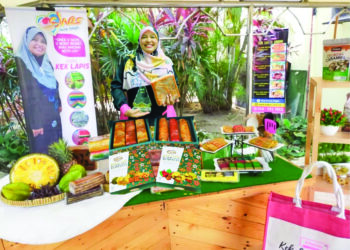 Syarifah Sehar Syahid Ali menunjukkan produk kek lapis yang telah mendapat sijil halal daripada Jakim.