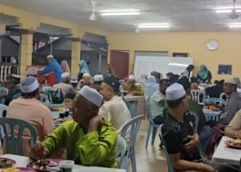 ORANG ramai berbuka puasa di sebuah masjid di Kampar.