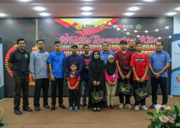 ZAKI Abdul Aziz Daud (lima kanan) bergambar bersama-sama penerima sumbangan terdiri daripada anak yatim piatu termasuk Fatin Hanani Mohd. Norzianal (tengah) pada Majlis Ramadan Kita Wakalah Agihan Zakat Perniagaan di LZNK Alor Setar. - UTUSAN/ SHAHIR NOORDIN