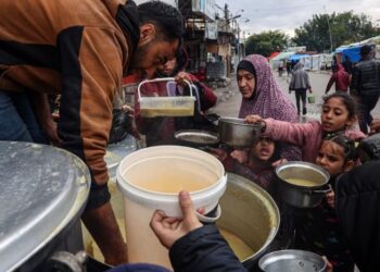 RAKYAT Palestin terpaksa mengikat perut sekiranya tiada bantuan dari negara luar dihantar. – AFP